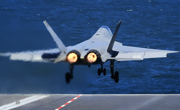 海军三型舰载机成功在福建舰完成起降训练
